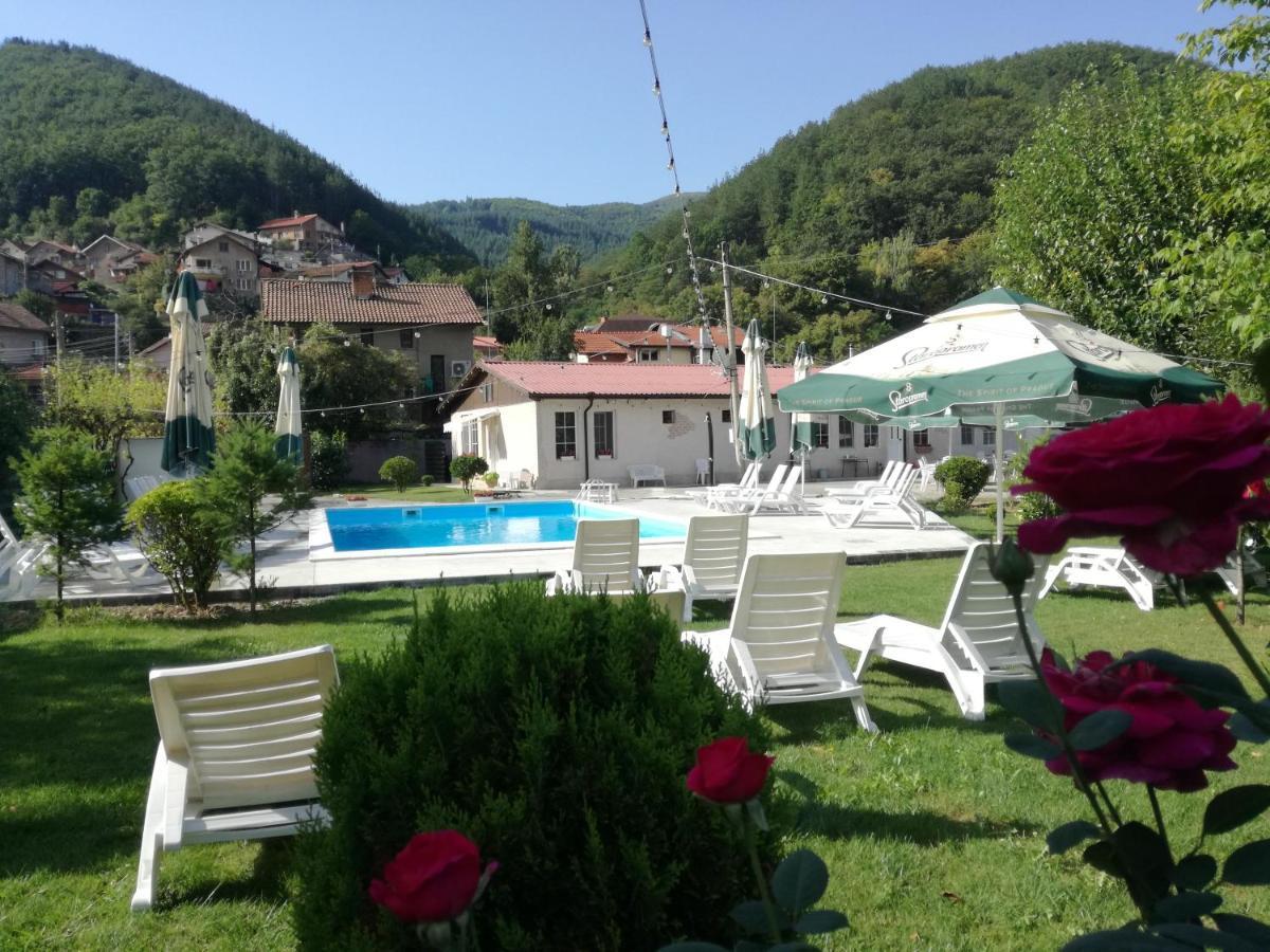 Маймун Дере-Басейн, Хотел, Италианска Пица Svoge Exterior foto